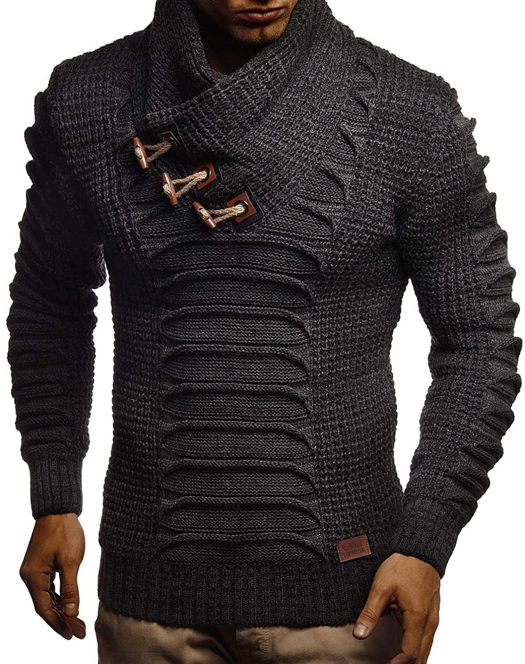 Herren Grobstrickpullover mit innovativem Schalkragen und rustikalem Design Echoarchiv