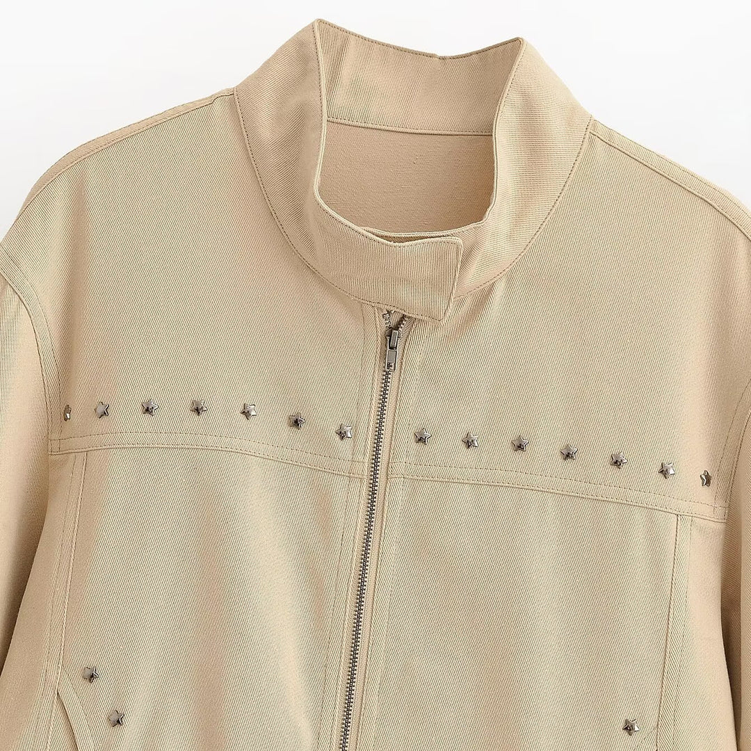 Damen Kurz geschnittene vegane Lederjacke mit Stehkragen, durchgehendem Reißverschluss und Sternnieten-Detail Echoarchiv
