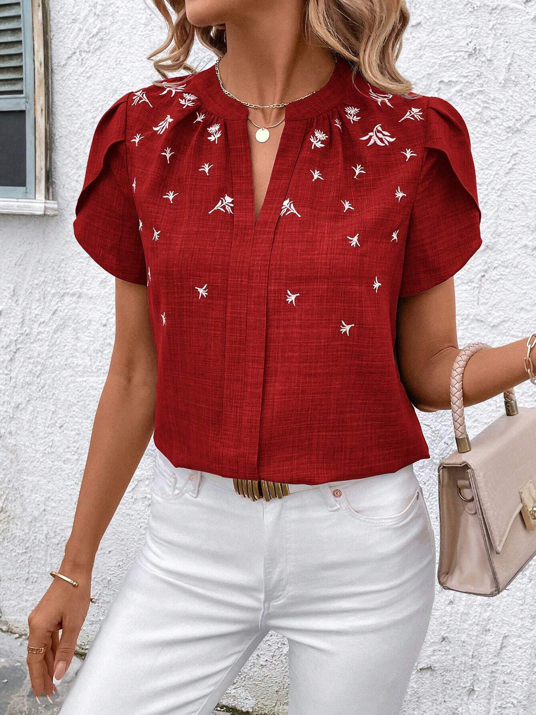 Damen Kurzbluse aus Leinenoptik mit Stehkragen, Zierfalte und floraler Stickerei – Élovi