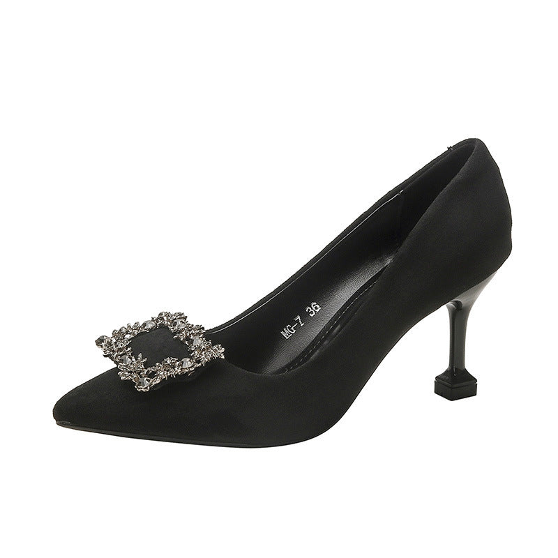 Damen Spitz zulaufende Satin-Pumps mit quadratischem Strassornament und skulpturellem Kittenabsatz – Lioré