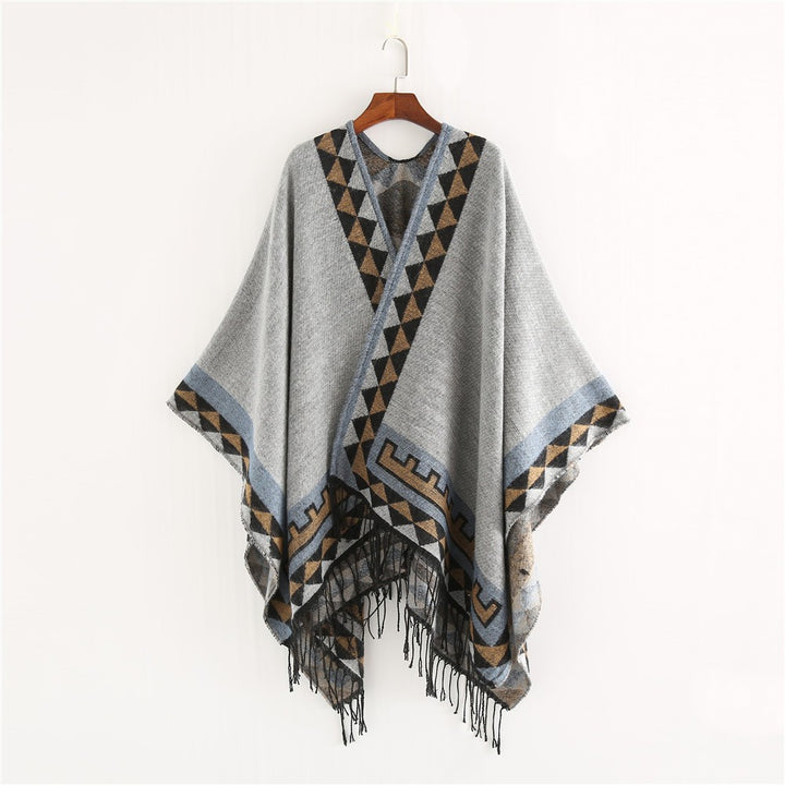 Damen Weichfallender Capeponcho mit Dreieck-Jacquard, Kontrastbordüre und Fransensaum – Célinea