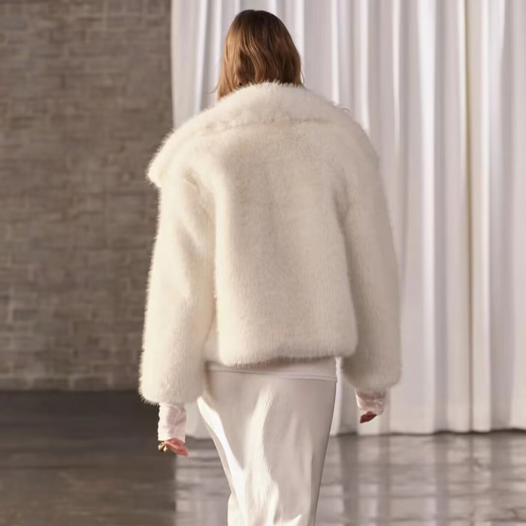 Damen luxuriöse kurzfell Kunstfelljacke mit weitem Schalkragen, kastiger Cropped-Silhouette und wärmender Fütterung – Célinea