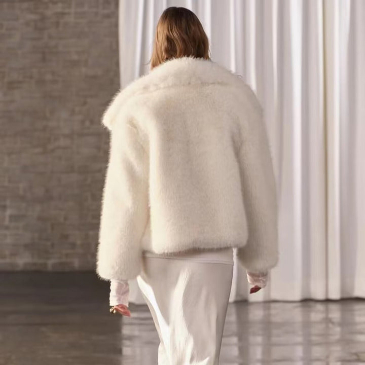 Damen luxuriöse kurzfell Kunstfelljacke mit weitem Schalkragen, kastiger Cropped-Silhouette und wärmender Fütterung – Célinea