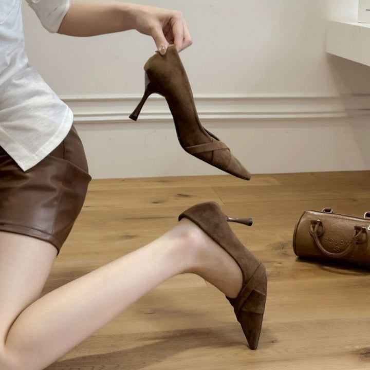 Damen Spitz zulaufende Samt‑Mules mit schlankem Stiletto und überkreuztem Riemen – Lioré