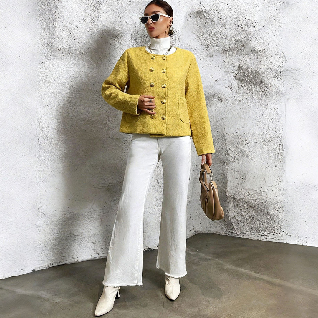 Damen Kurzjacke aus Bouclé mit doppelreihiger Knopfleiste und aufgesetzten Taschen – Célinea