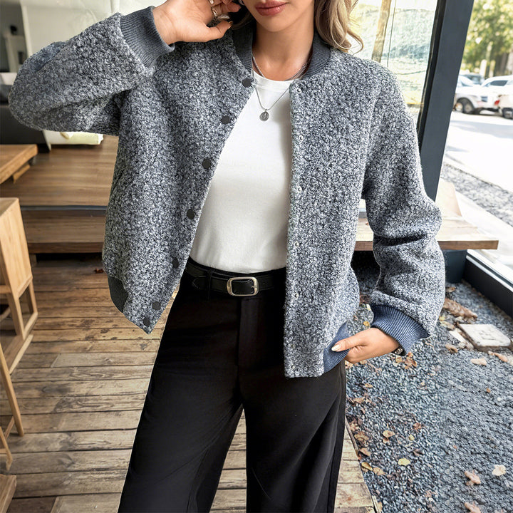 Damen nan kurzer Satin-Trench mit doppelreihiger Knopfleiste, aufgesetzten Pattentaschen und geknöpften Ärmelmanschetten Echo Archiv