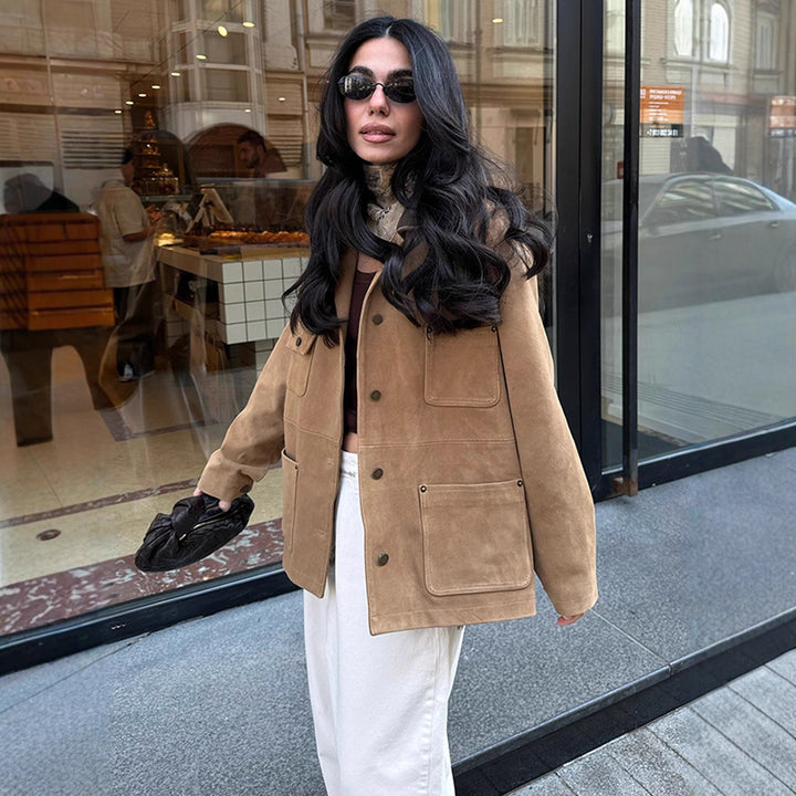 Damen Boxy Kurzjacke aus Veloursleder‑Optik mit Kontrastkragen & Pattentaschen Echoarchiv