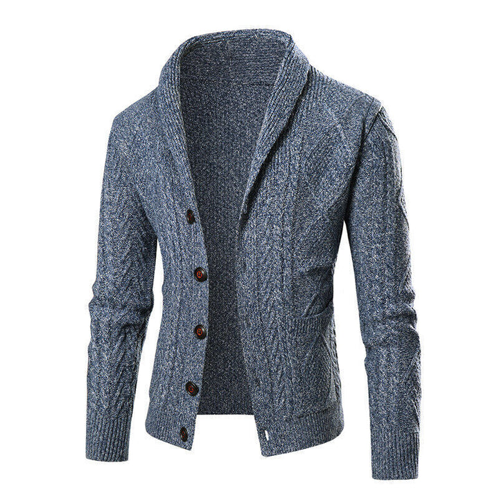 Herren Strickjacke mit modernem Zopfmuster und praktischen Taschen Echoarchiv