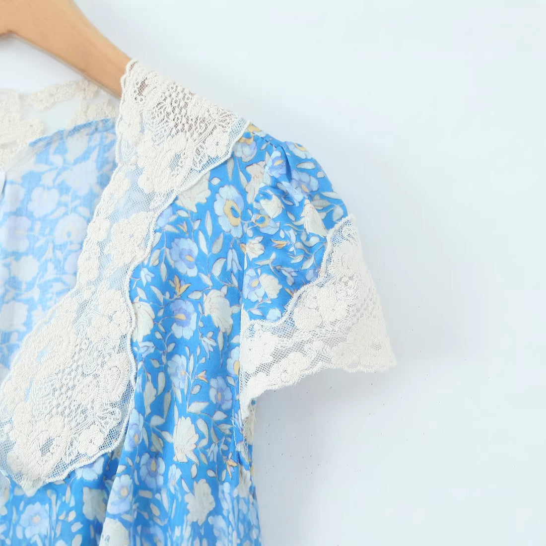 Damen Midikleid mit tailliertem Korsagenoberteil und Spitzendetail Echoarchiv