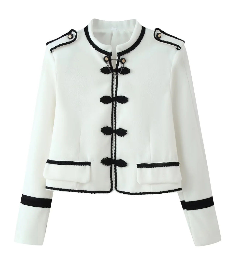 Damen 300+ taillierte Cropped‑Militärblazerjacke mit Stehkragen, Schulterpatten und dekorativen Froschverschlüssen Echo Archiv