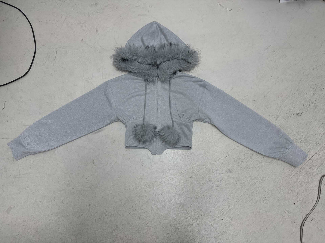 Damen nan kurzes Kapuzen‑Sweatshirt mit Kunstfellbesatz, Reißverschluss und Pompon-Kordeln Echo Archiv