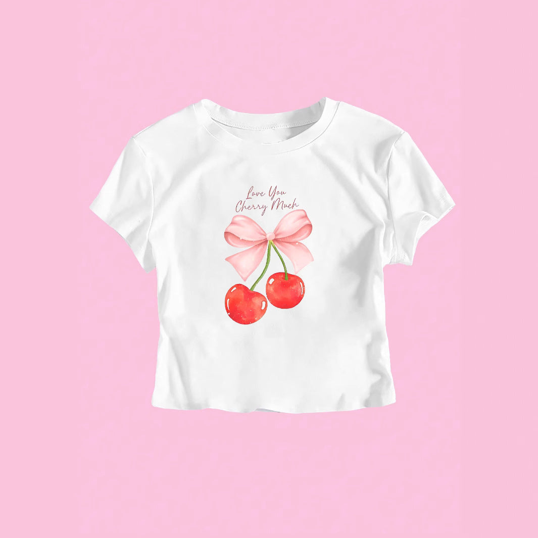 Damen Crop-Top mit fröhlichem Kirschmotiv und Schleifendruck Echo Archiv