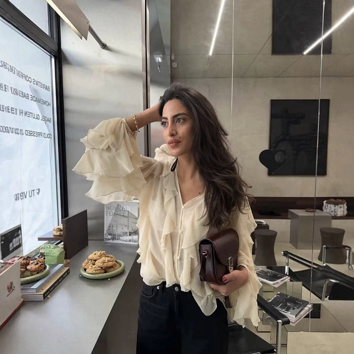 Damen nan feminine Chiffon-Volantbluse mit Ballonärmeln und V-Ausschnitt Echo Archiv