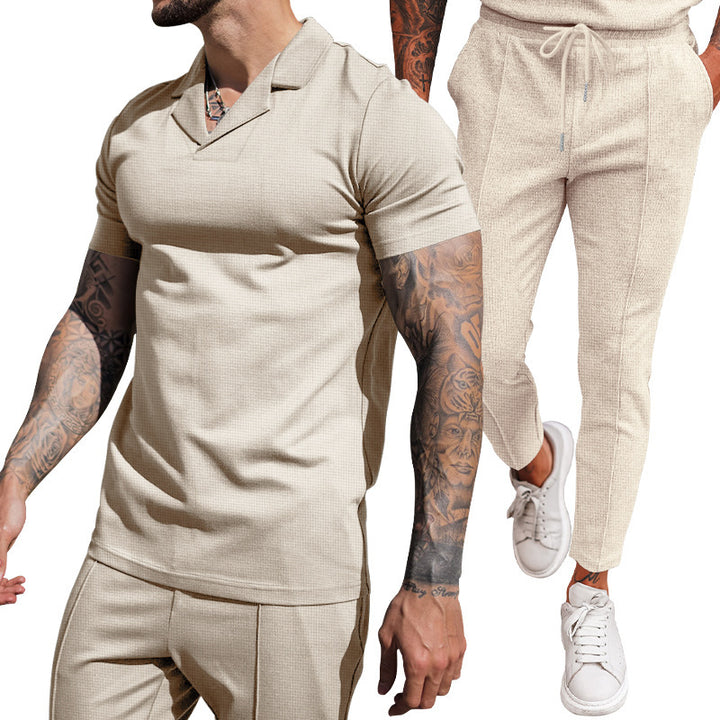 Herren elegantes Freizeit-Set mit Kurzarm-Polohemd und schmalen Hosen Echoarchiv