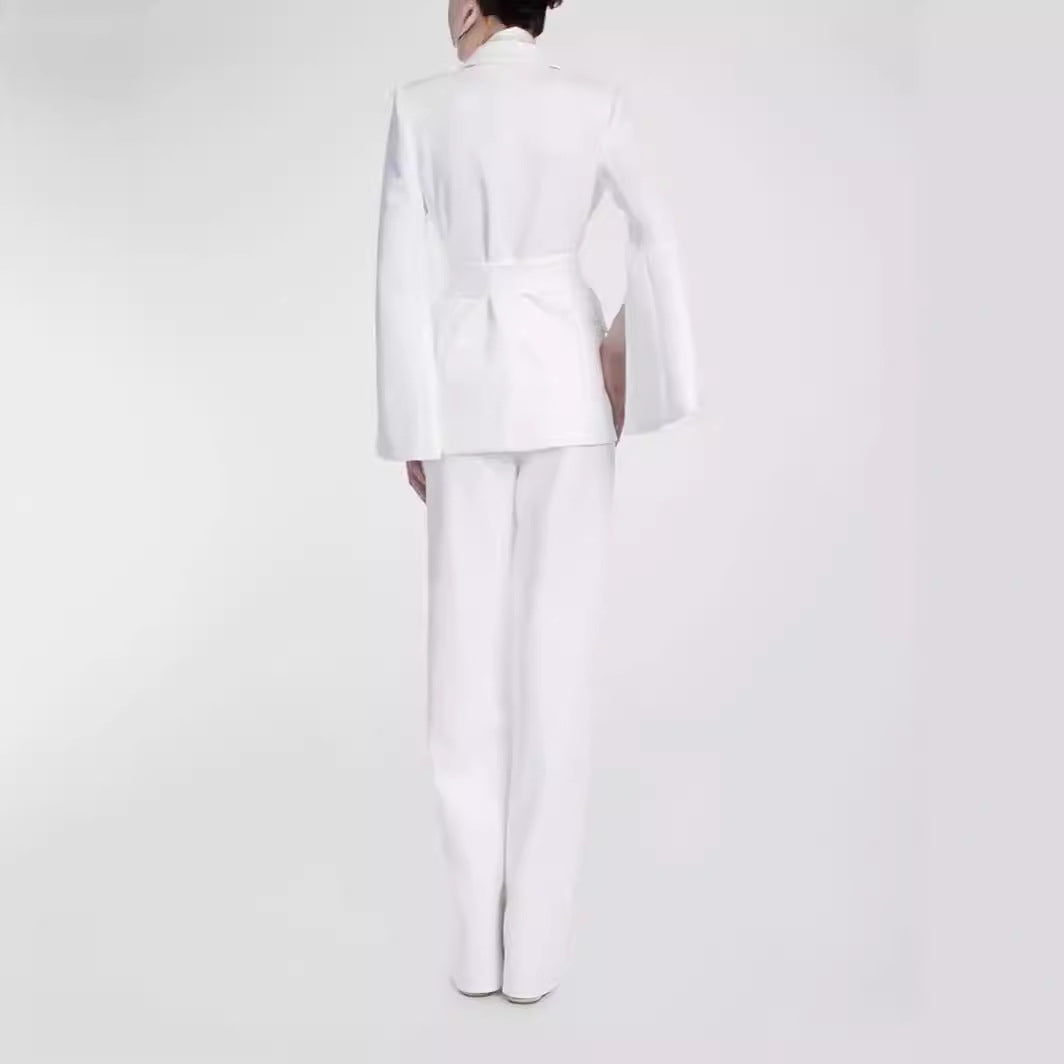 Damen Taillierter Cape-Blazer mit Bindegürtel und weiten Palazzohosen Echoarchiv