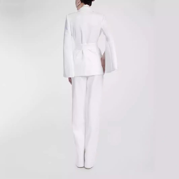 Damen Taillierter Cape-Blazer mit Bindegürtel und weiten Palazzohosen Echoarchiv