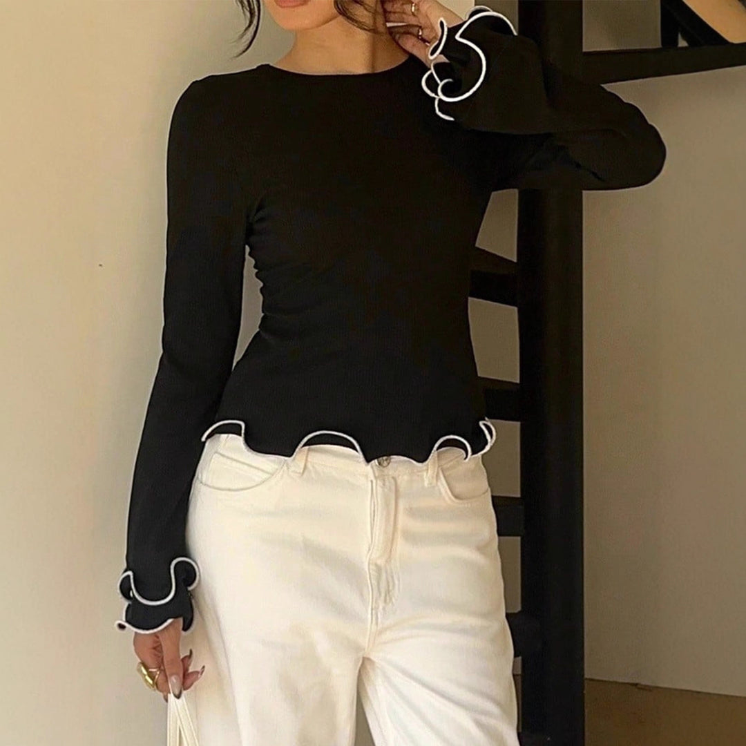 Damen Figurbetontes Langarmshirt mit Volantärmeln und welligem Saum – Avérine