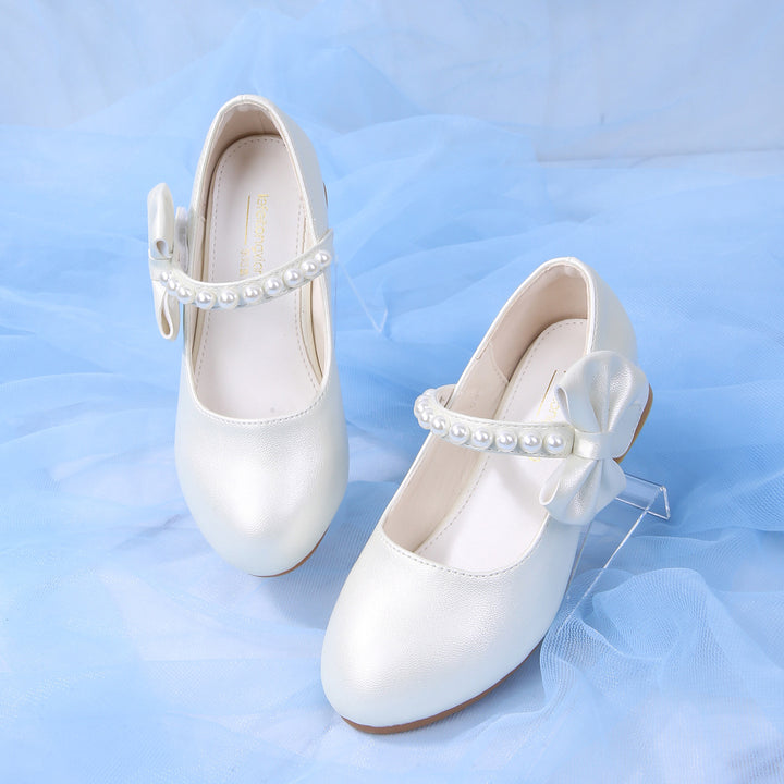 Mädchen elegante Ballerinas mit Schleifen- und Perlenakzenten Echo Archiv