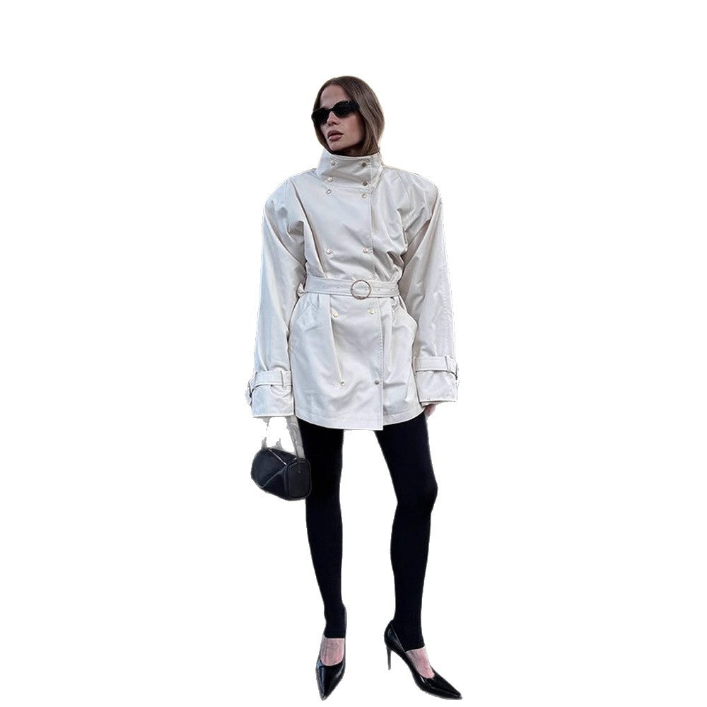 Damen Kurz‑Trench im Oversize‑Look mit extrabreitem Revers und Druckknopfverschluss Echoarchiv