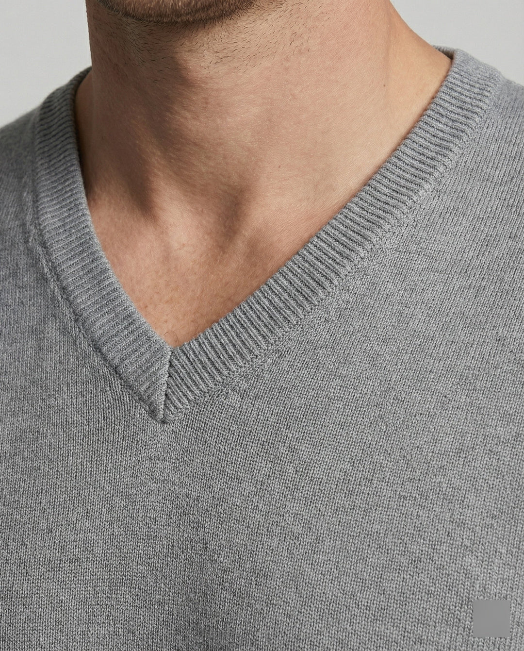 Herren V-Ausschnitt Pullover aus hochwertiger Baumwolle mit bequemer Passform Echoarchiv