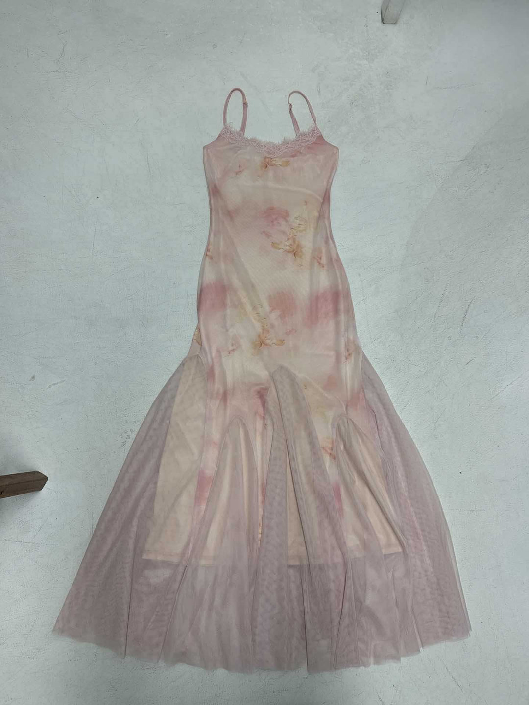 Damen elegantes Maxikleid aus transparenter Spitze und floralem Design Echo Archiv