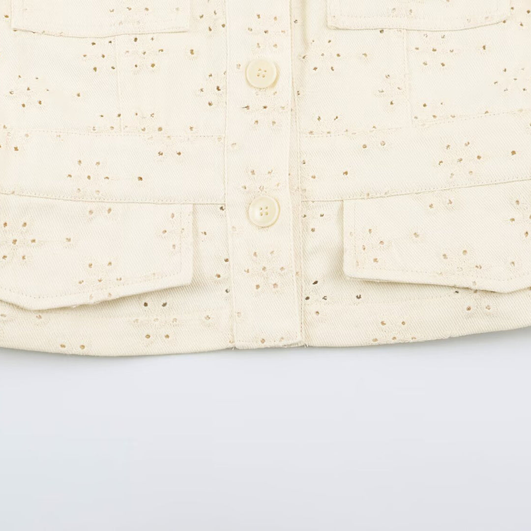 Damen Kurzjacke aus Broderie-Anglaise mit Stehkragen und aufgesetzten Taschen Echoarchiv