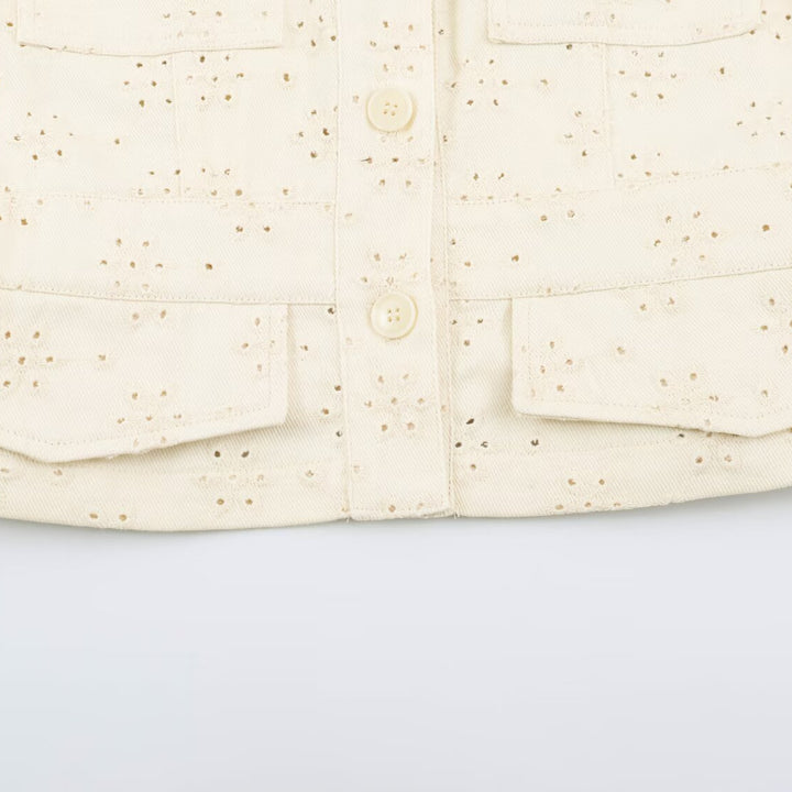 Damen Kurzjacke aus Broderie-Anglaise mit Stehkragen und aufgesetzten Taschen Echoarchiv