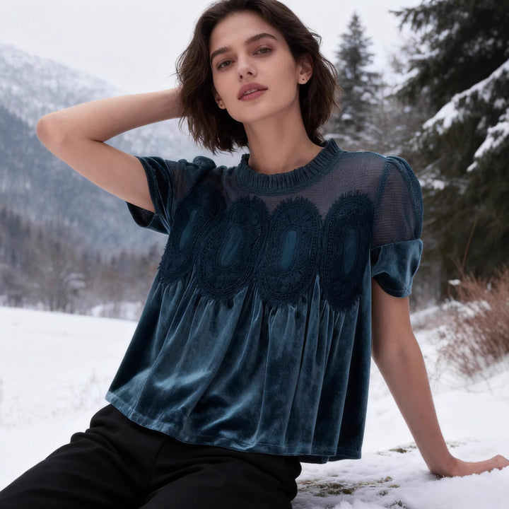 Damen Samtbluse mit Spitzenbesatz, transparentem Einsatz und geraffter A-Linie – Élovi