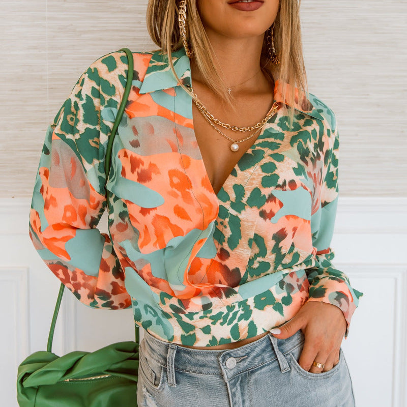 Damen Leichte Chiffon-Bluse mit abstraktem Animal-Mix, Hemdkragen und taillenbündigem Saum – Avérine