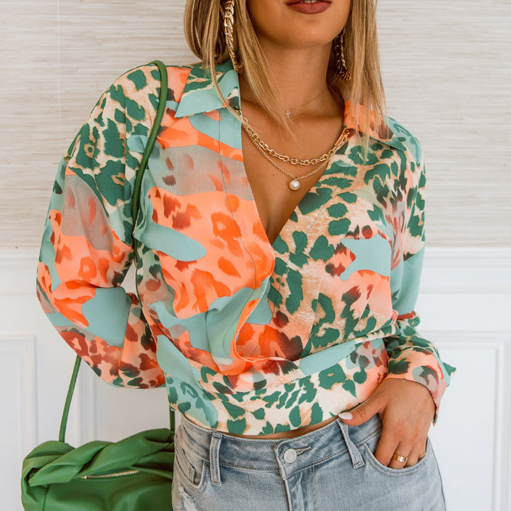 Damen Leichte Chiffon-Bluse mit abstraktem Animal-Mix, Hemdkragen und taillenbündigem Saum – Avérine
