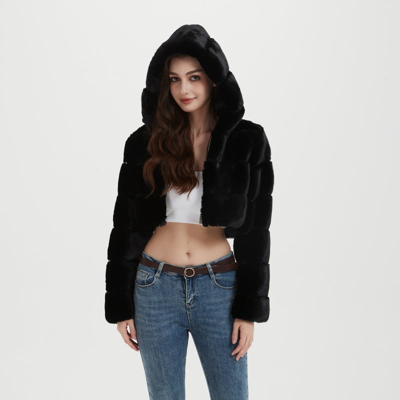 Damen Cropped Kunstpelzjacke mit gestepptem Panel‑Design und Kapuze Echo Archiv