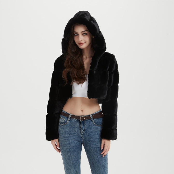 Damen Cropped Kunstpelzjacke mit gestepptem Panel‑Design und Kapuze Echo Archiv