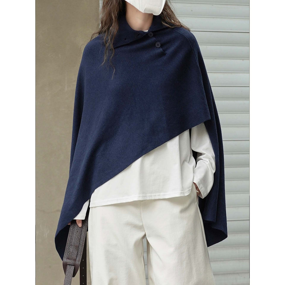 Damen Asymmetrisches Strickponcho mit Knopfkragen und Oversize-Silhouette Echoarchiv