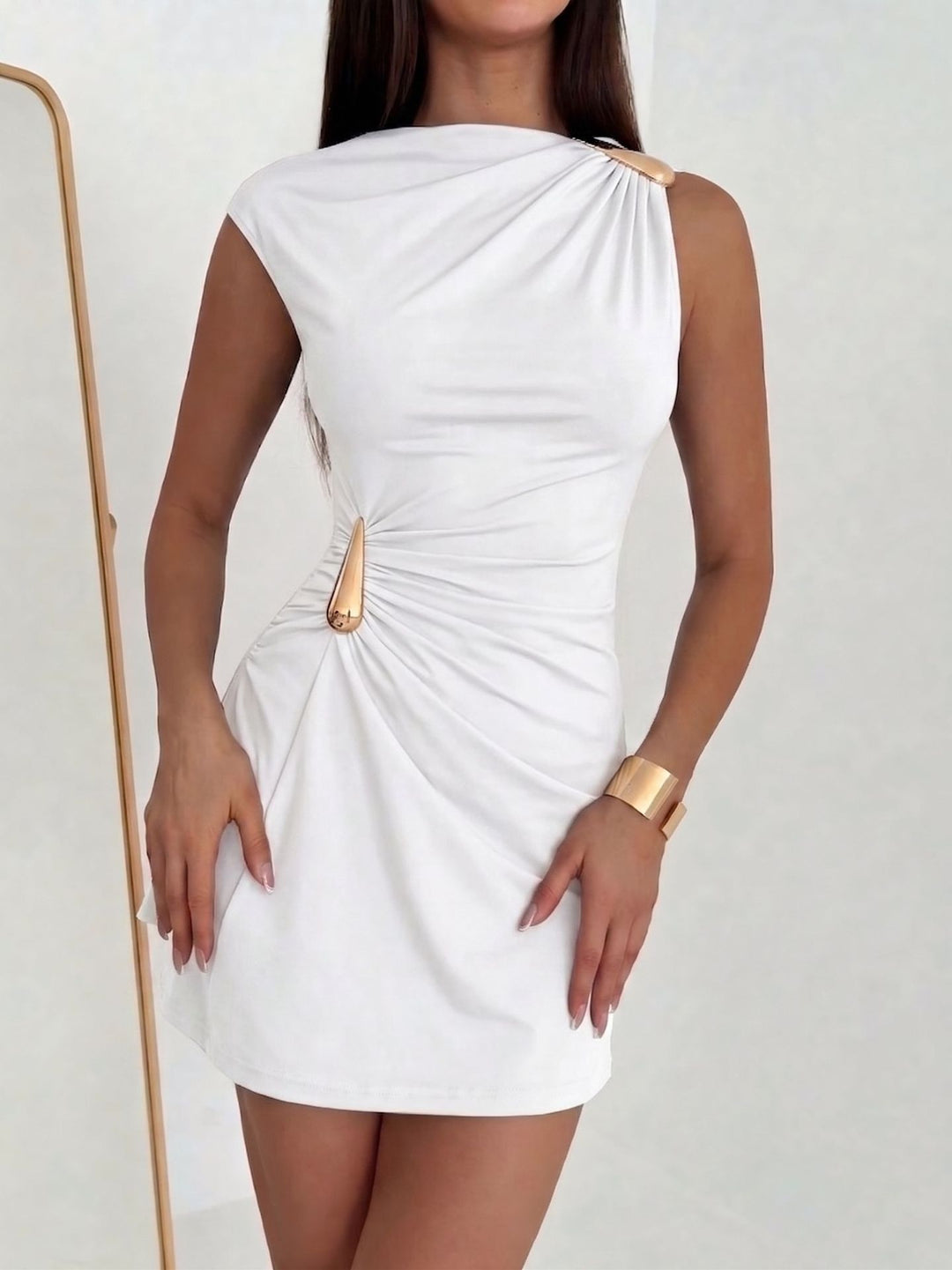 Damen nan asymmetrisches tailliertes Minikleid mit einseitigem Schulterdetail und metallischen Zierbeschlägen Echo Archiv