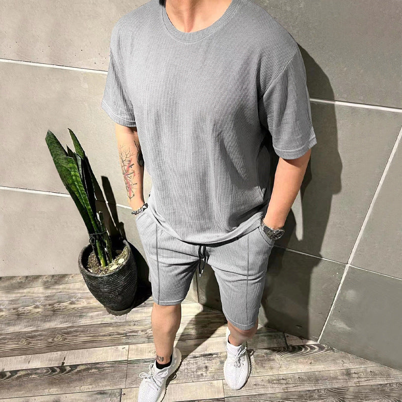 Herren lässiges Freizeitsport-Outfit mit strukturiertem Oberteil und Shorts Echoarchiv