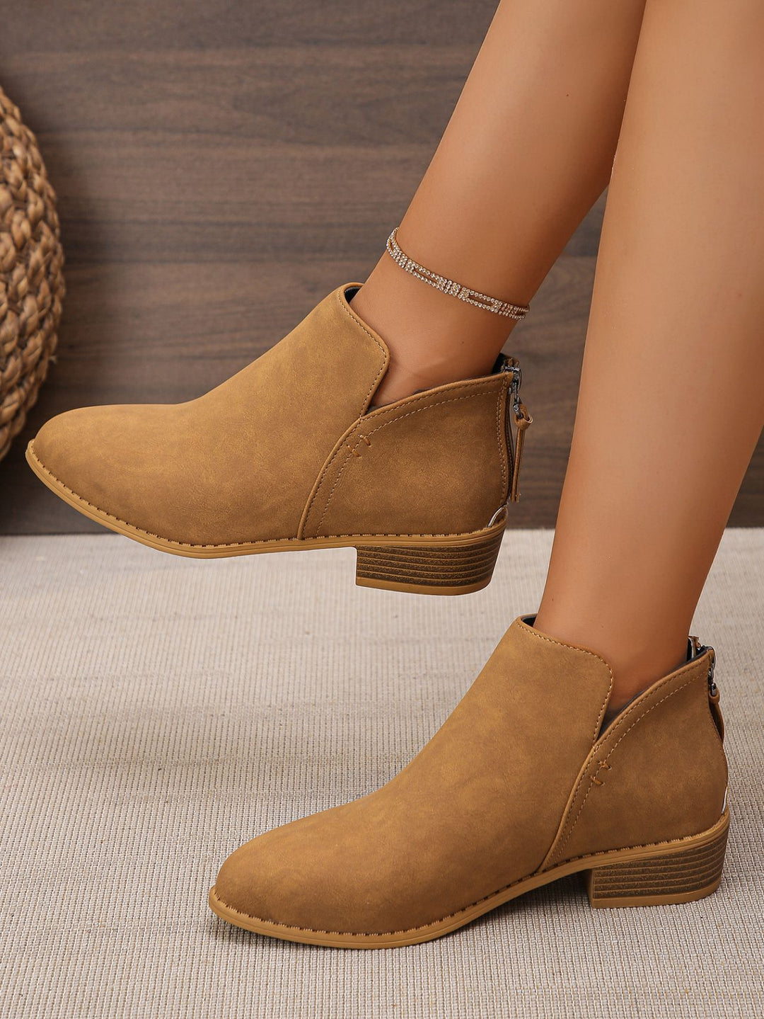 Damen Kurzstiefel mit Fersenreißverschluss, seitlichem Cut-Out und niedrigem Blockabsatz – Varelle