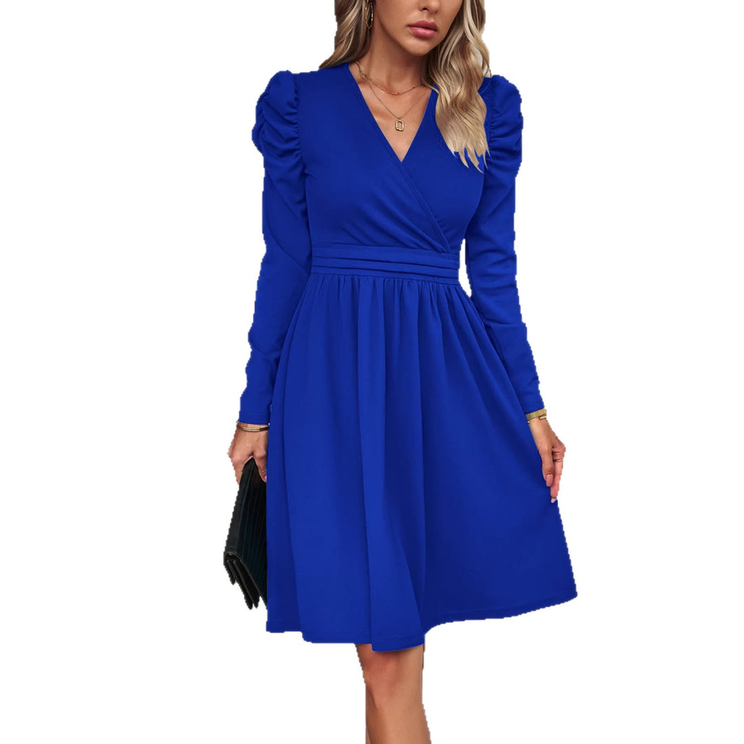 Damen Wickelkleid mit V-Ausschnitt, gerafften Puffärmeln und tailliertem Faltenrock – Élara