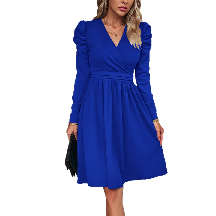 Damen Wickelkleid mit V-Ausschnitt, gerafften Puffärmeln und tailliertem Faltenrock – Élara