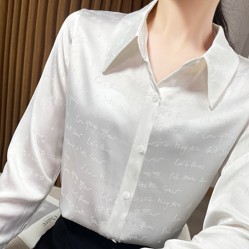 Damen Satinbluse mit zarter Jacquard‑Schrift, spitzem Hemdkragen und durchgehendem Knopfverschluss Echoarchiv