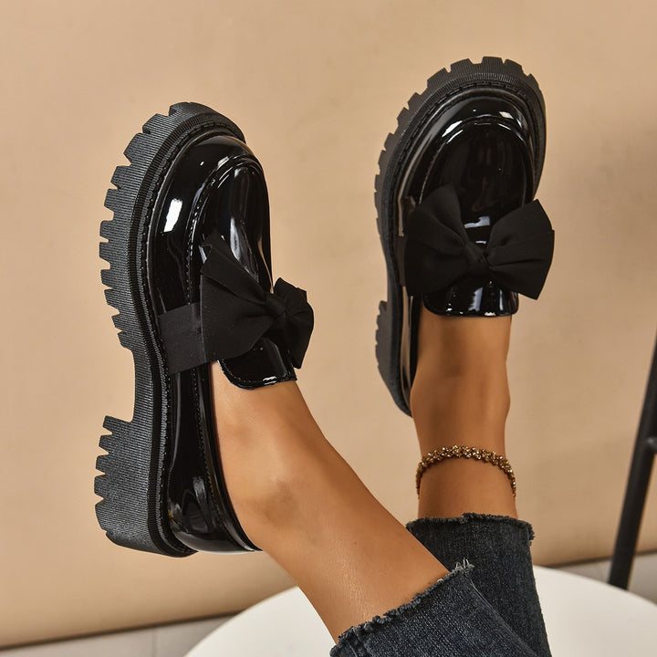 Damen Lack-Loafer mit markanter Profilsohle und Zierschleife Echoarchiv