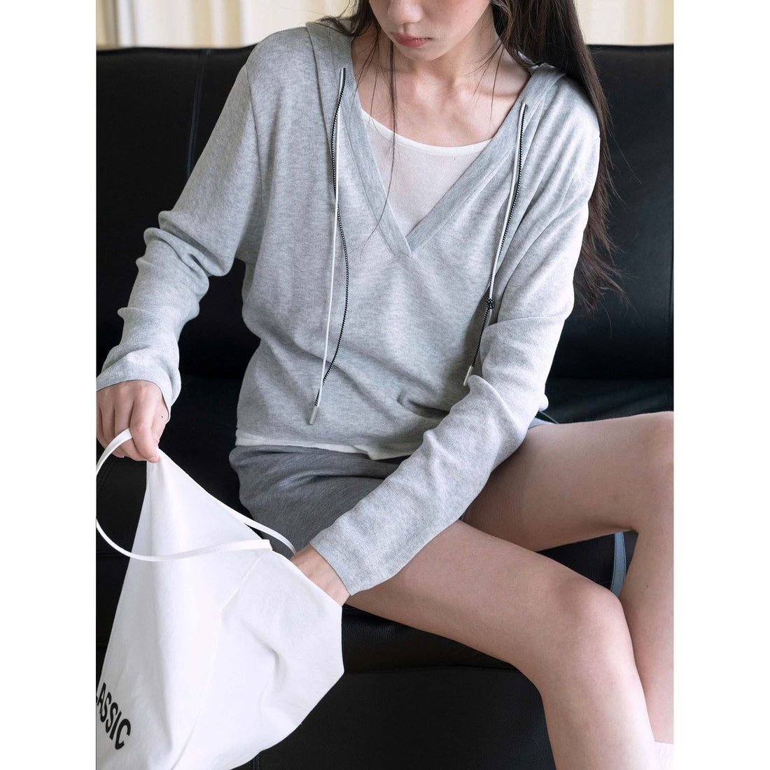 Damen Feinstrick-Sweatshirt mit tiefem V-Ausschnitt und Kapuzenzug Echoarchiv
