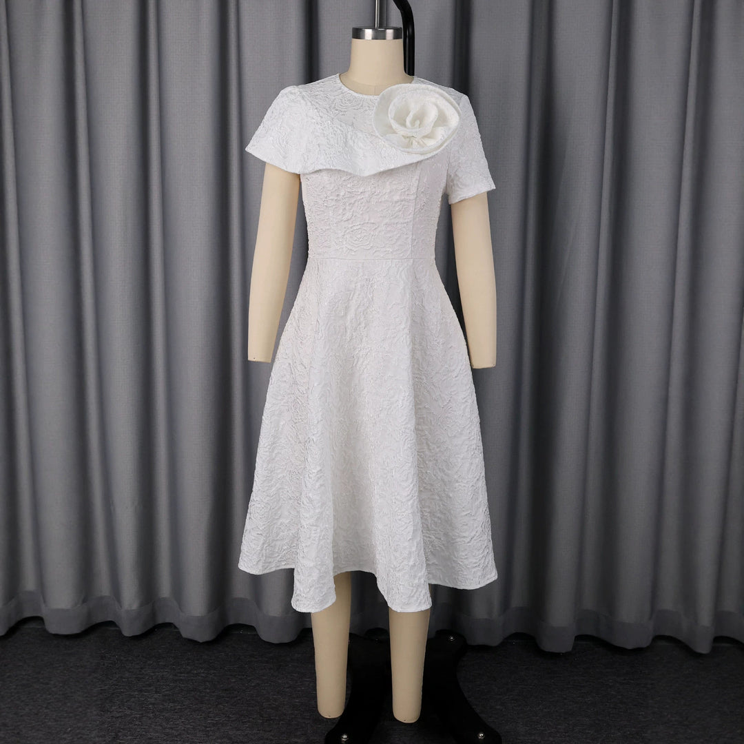Damen festliches Kleid mit kunstvollem Blumendekor und wunderschöner Drapierung Echo Archiv