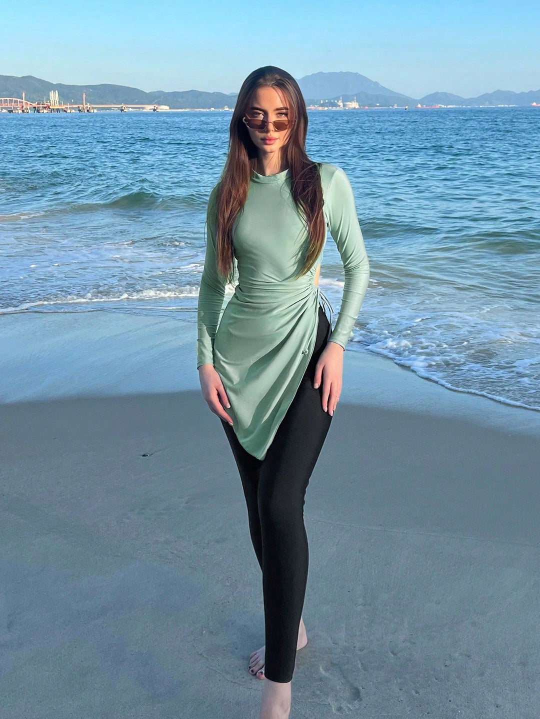 Damen modisches Strandoutfit mit längerem Oberteil Echo Archiv