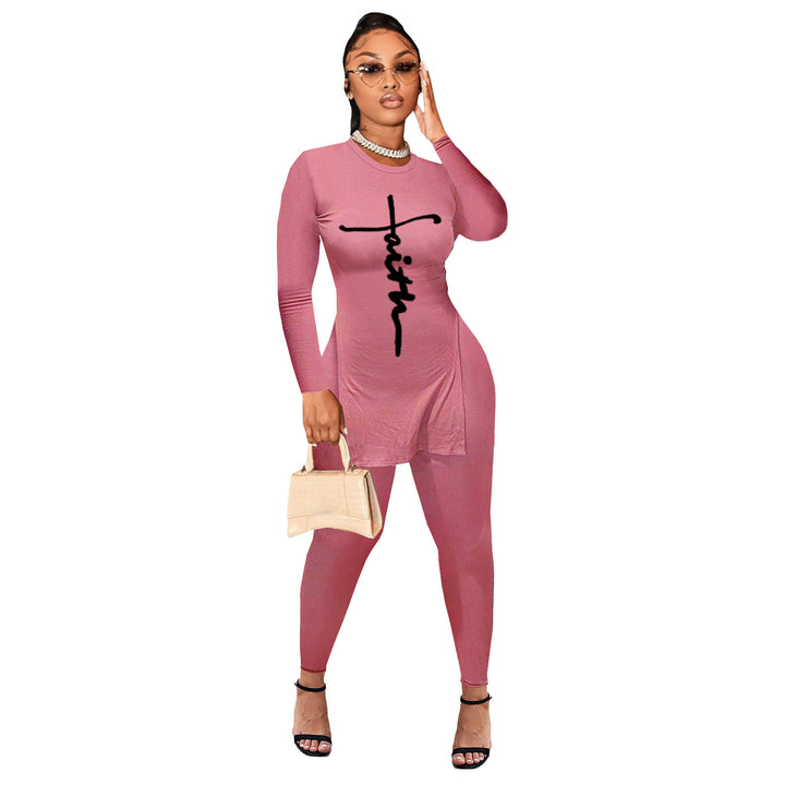 Damen Enganliegendes zweiteiliges Lounge-Set mit langem Shirt, figurbetonten Leggings und vertikalem Schriftzug – Élanora