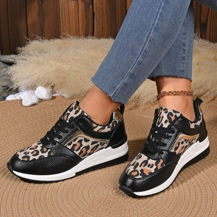 Damen stilvolle Plateau-Sneaker mit Leopardenmuster, gepolsterter Komfortinnensohle und glänzenden Einsätzen – Névara