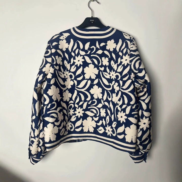 Damen gesteppte Kurzjacke im ornamentalen Bandana‑Print mit Rundhalsausschnitt und Zierpaspel – Célinea