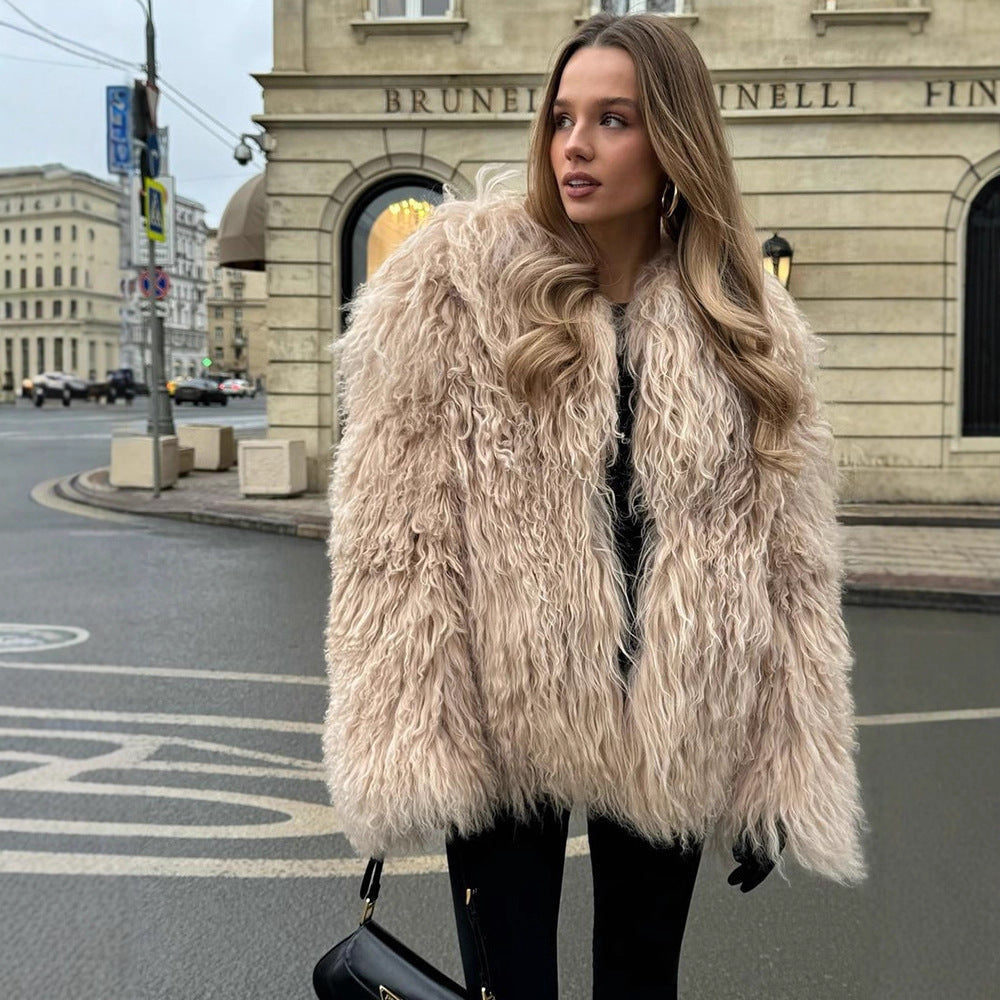 Damen Kurzjacke aus voluminösem Lammfellimitat mit lockiger Struktur Echoarchiv