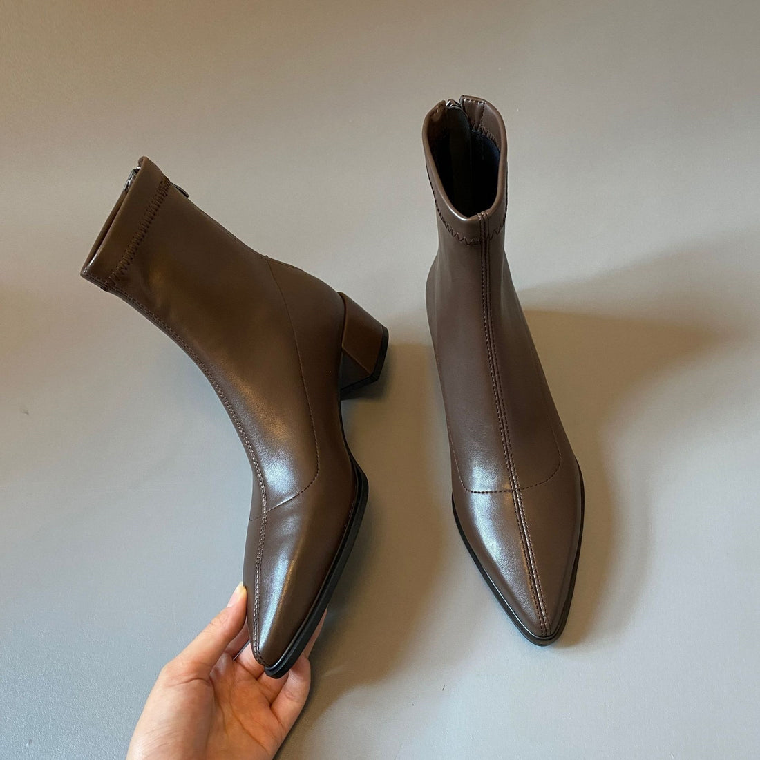 Damen Knöchelhohe Leder-Ankleboots mit spitzer Kappenform und sculpted Blockabsatz Echo Archiv