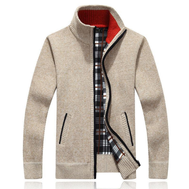 Herren Strickjacke mit hohem Kragen und praktischen Taschen Echoarchiv