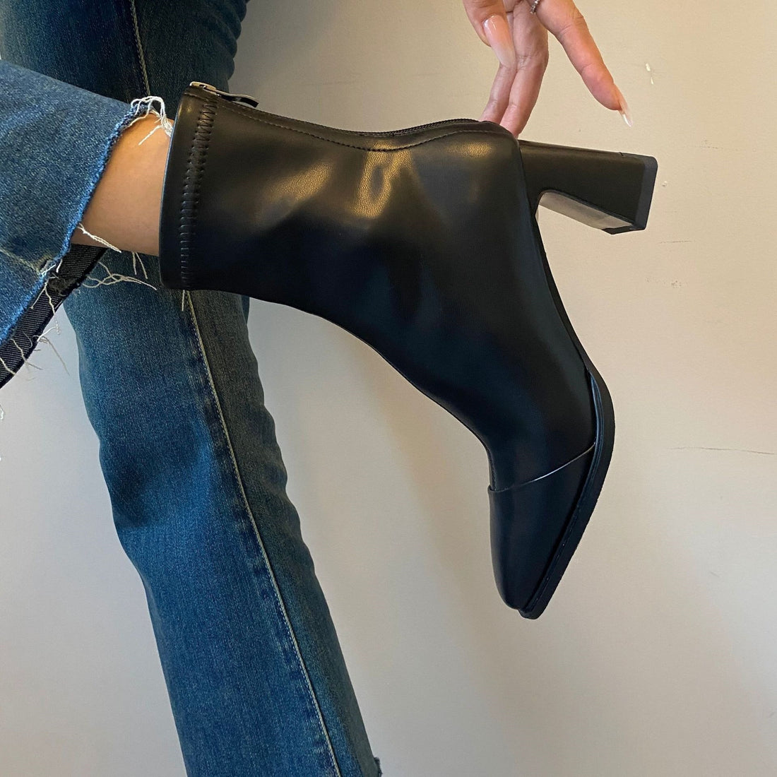 Damen Knöchelstiefel mit nahtlosem Schaft und skulpturalem Blockabsatz Echo Archiv